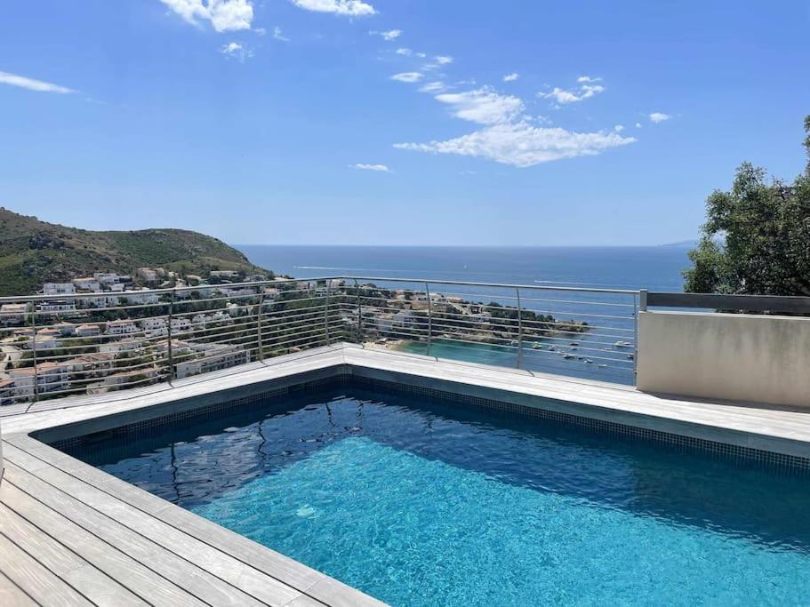 Con Piscina Sobre La Almadrava